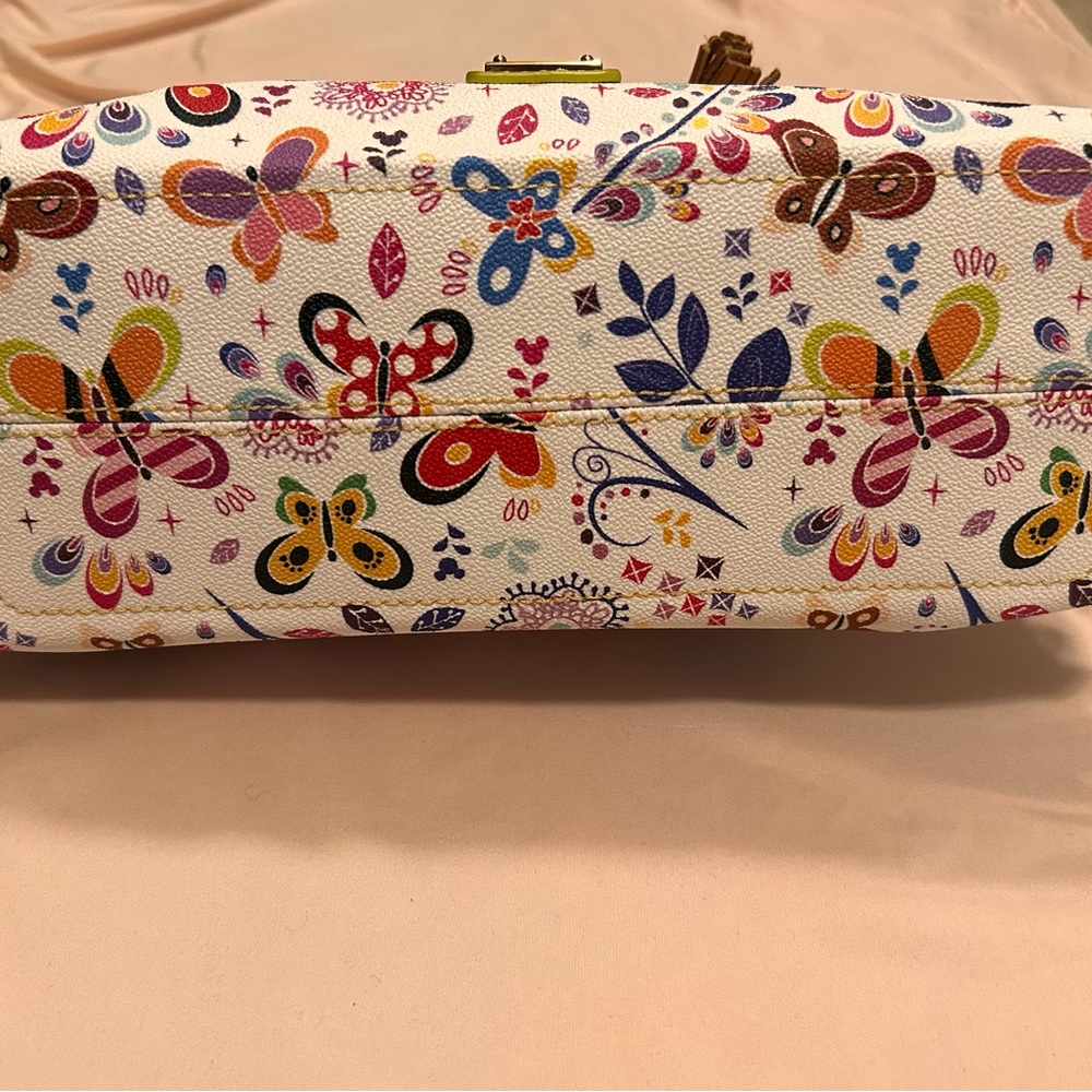 Dooney & Bourke *AP* 2019 EPCOT INTERNATIONAL FLOWER AND GARDEN FESTIVAL - Picture 3 of 16